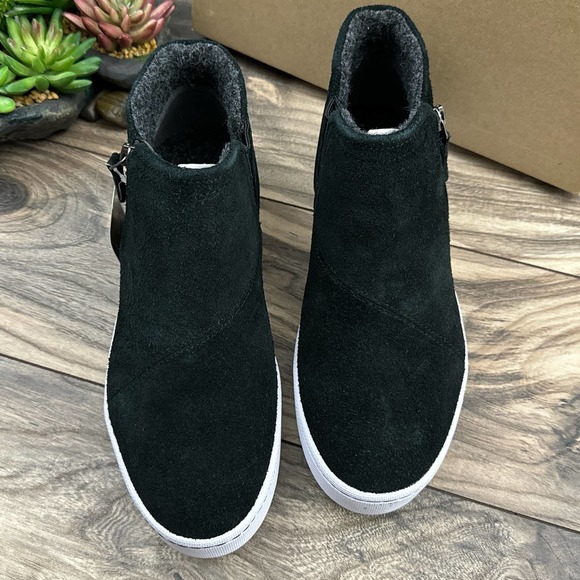 NIB Clarks Pawley Joy 9M Black Suede Slip On Comfort Sneakers Mid Top - Picture 2 of 11